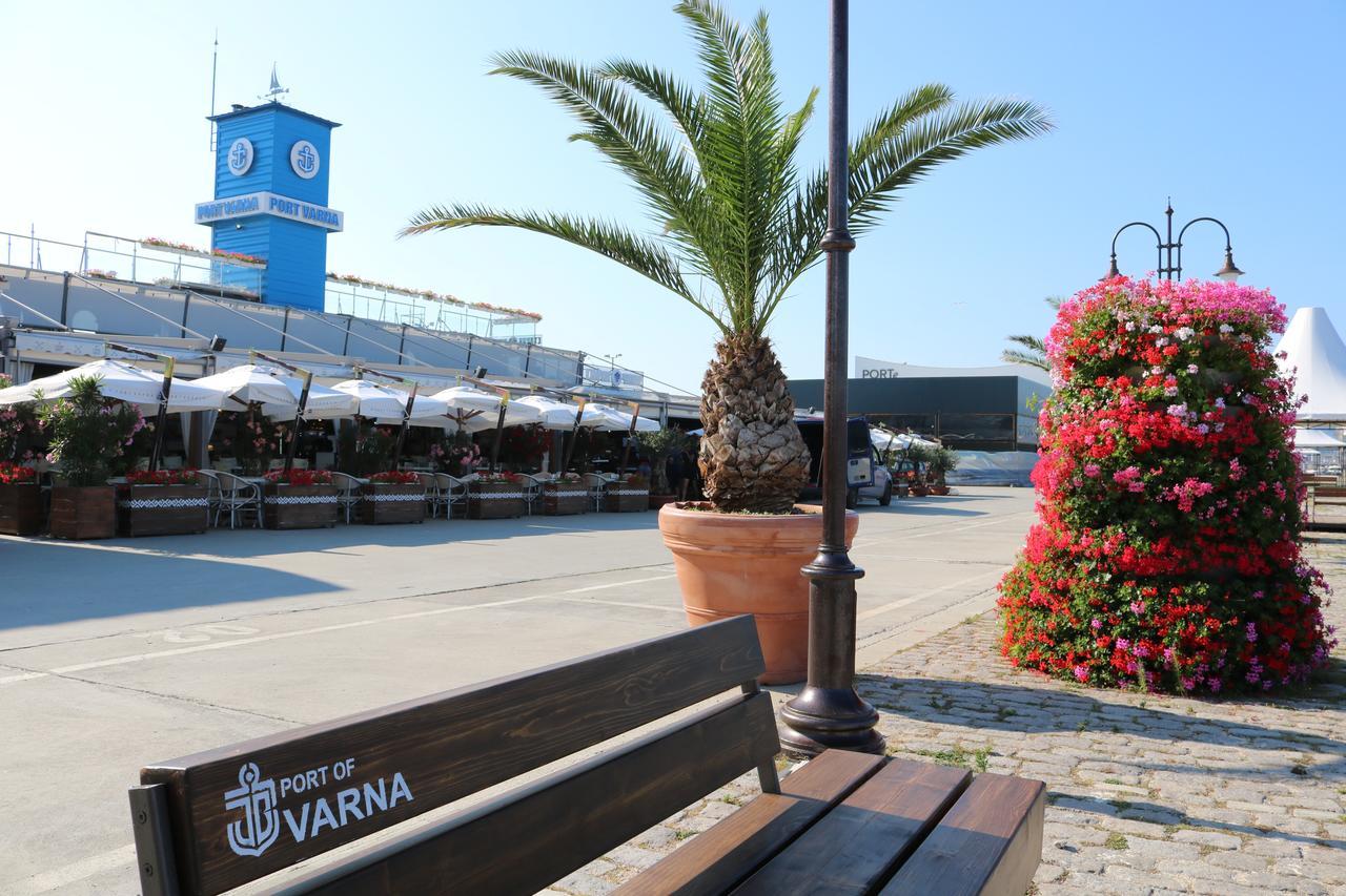 Sea Port Celebrity Apartment - Lets4Holiday Varna Buitenkant foto