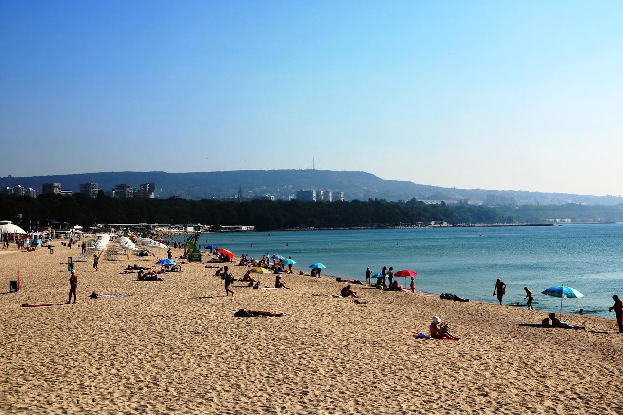 Sea Port Celebrity Apartment - Lets4Holiday Varna Buitenkant foto
