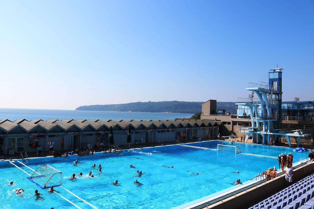 Sea Port Celebrity Apartment - Lets4Holiday Varna Buitenkant foto